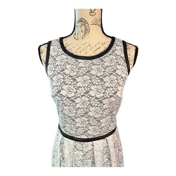 CYNTHIA ROWLEY | White & Black Laced Dress. Sz. 6 - Picture 6 of 9